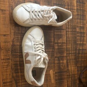 VEJA
Champaign Leather Low-Top Sneakers. Purchased from Anthropologie. Size 6.